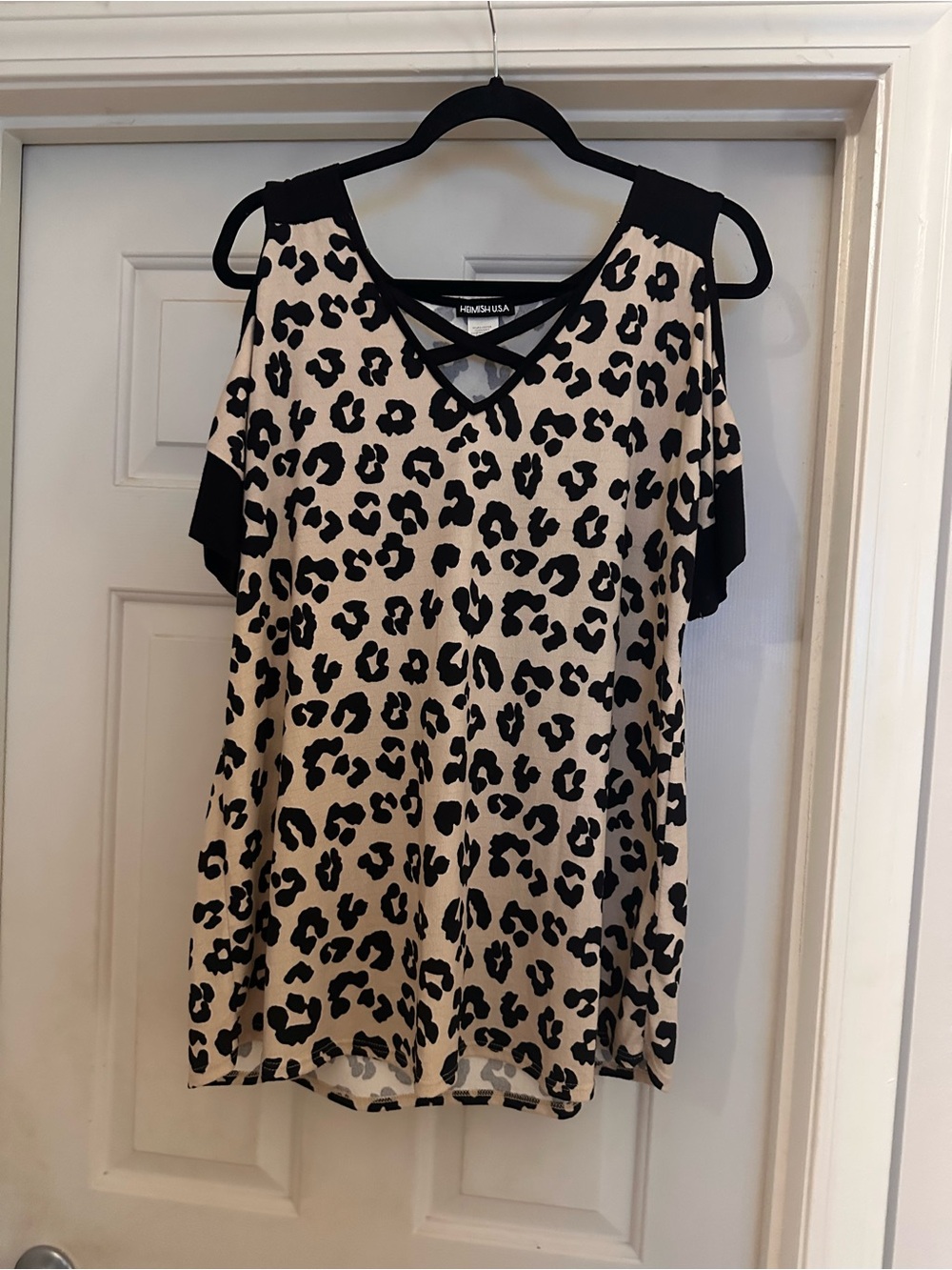 Hannah ZebraLuxe Cold-Shoulder Leopard Print Tee in Cream & Black